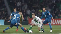 Aksi pemain Real Madrid, Kovacic (kiri) melewati adangan pemain Real Betis, Loren pada lanjutan La Liga Santander di Villamarin stadium,Seville, (18/2/2018). Real Madrid menang 5-3. (AP/Miguel Morenatti)