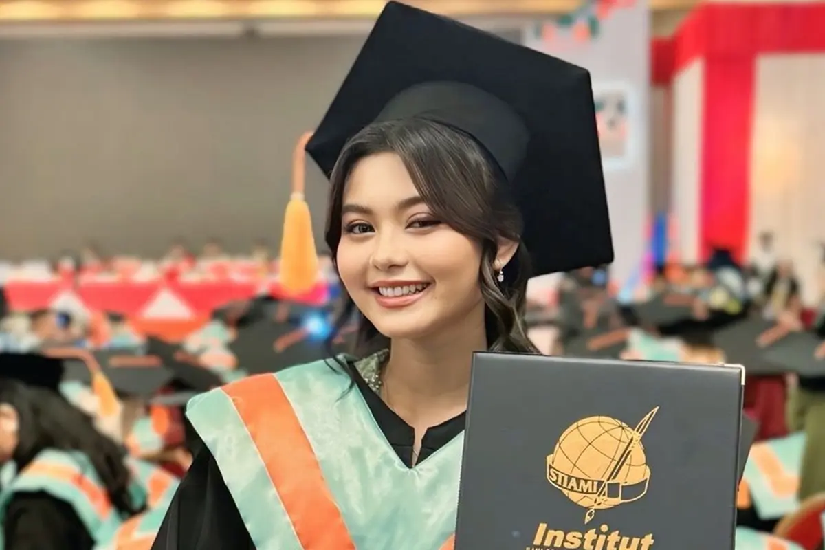 Potret Wisuda Cesen Istri Marshel Widianto, Sang Anak Turut Mendampingi