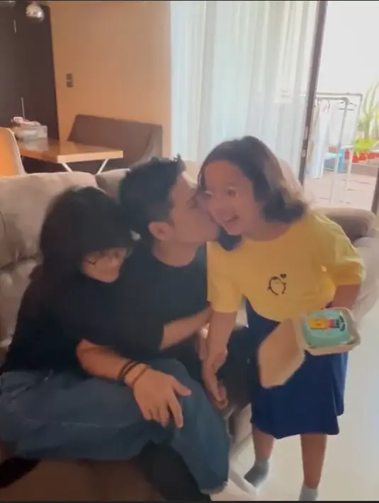 <p>Pria yang menikah sejak tahun2008 silam itu tampak begitu dekat dengan dua anak-anaknya. Tampak anak pertamanya, Sarah Abiela Ibrahim langsung merangkul dan mengucapkan selamat ulang tahun. Baim pun mencium putri keduanya. [Instagram/artikasaridevi]</p>