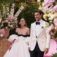 Olivia Palermo rayakan hari jadi pernikahannya yang ke-10 bersama sang suami tercinta Johannes Huebl. Ia tampak memesona dalam ragam balutan gaun yang begitu stylish. [Foto: Instagram/ Olivia Palermo]