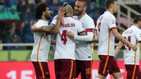 Selebrasi para pemain AS Roma setelah mencetak gol ke gawang Atalanta pada partai lanjutan Serie A, Minggu (17/4/2016). (EPA/Paulo Magini)