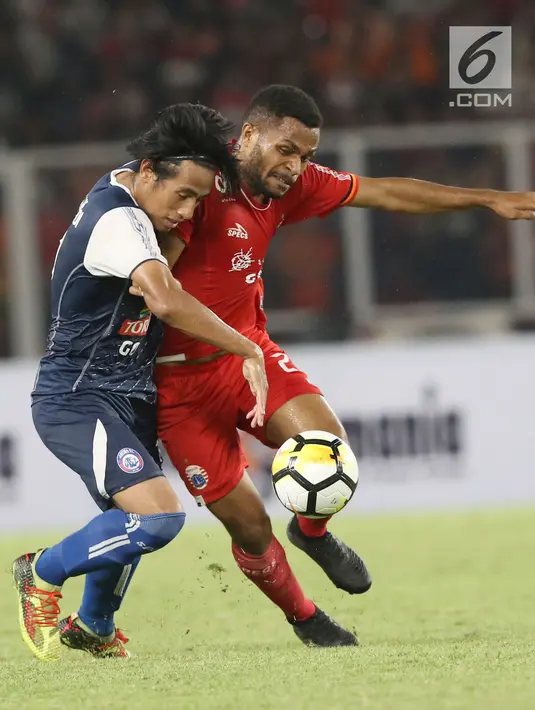 Gelandang Persija, Yan Pieter Kornelis (kanan) berebut bola dengan pemain Arema FC, Hanif Sjahbandi saat lanjutan Go-Jek Liga 1 Indonesia 2018 bersama Bukalapak di Stadion GBK Jakarta, Sabtu (31/3). Persija unggul 3-1. (Liputan6.com/Helmi Fithriansyah)