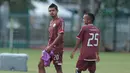 Pemain Persija Jakarta, Bambang Pamungkas dan Riko Simanjuntak menikmati sesi latihan jelang  Piala AFC 2018 di Lapangan ABC, Senayan, Jakarta (27/2/2018). Persija melawan Tampines Rovers pada 28 Februari 2018. (Bola.com/Nick Hanoatubun)