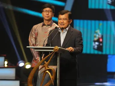 Wakil Presiden Jusuf Kalla saat hadir dalam acara Liputan 6 Awards 2015 di Studio Emtek, Jalan Daan Mogot Jakarta Barat, Rabu (20/5/2015). JK berharap Liputan 6 Awards bisa menginspirasi anak bangsa. (Liputan6.com/Faizal Fanani)