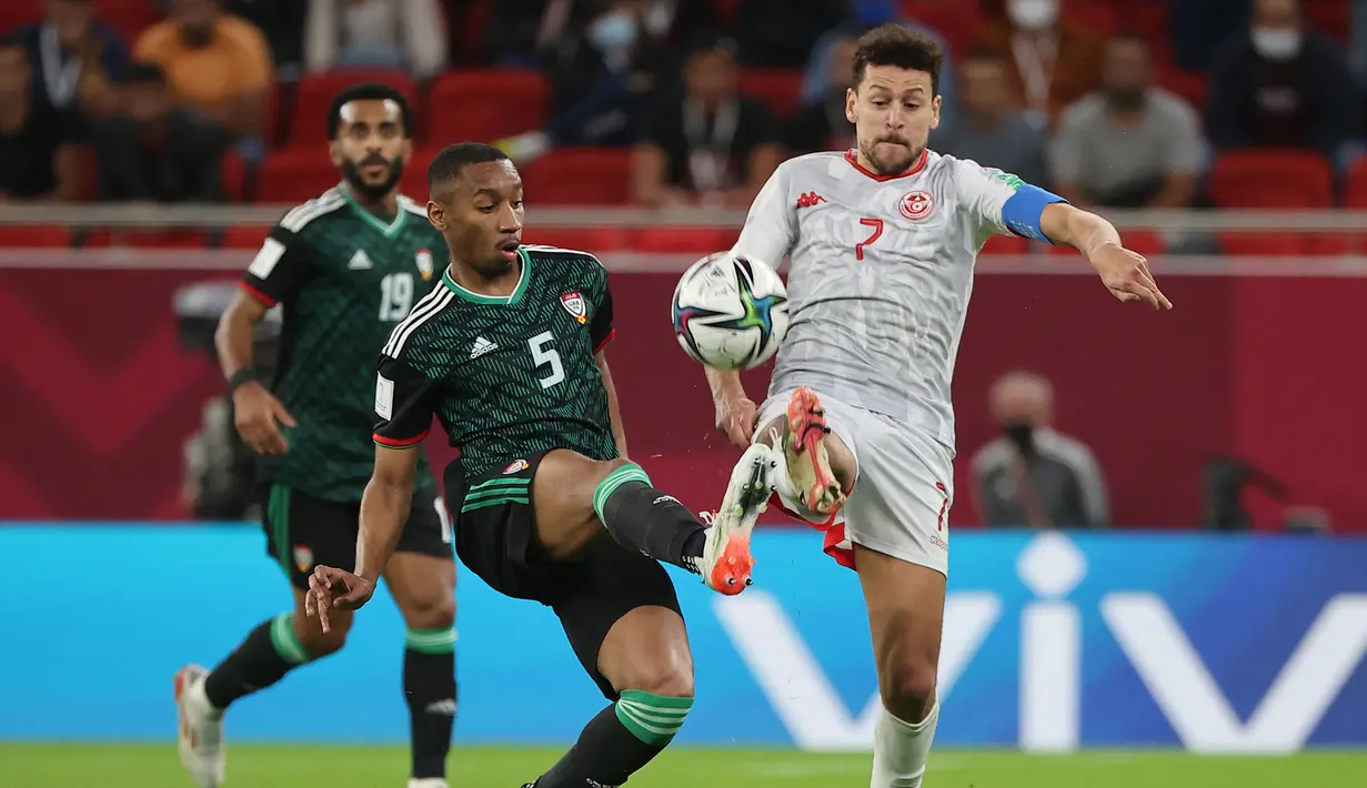 Youssef Msakni. Sayap kiri Tunisia berusia 32 tahun yang baru bergabung dengan Al-Arabi SC di awal musim 2022/2023 dengan status pinjaman dari sesama klub Qatar Al-Duhail SC ini menjadi pemain aktif dengan penampilan terbanyak bagi Timnas Tunisia dengan mengoleksi 87 caps sejak melakukan debut pada 9 Januari 2010. Piala Dunia 2022 Qatar akan menjadi Piala Dunia pertamanya dan tentu saja ia mempunyai kelebihan dari segi adaptasi atmosfer pertandingan karena sejak tengah musim 2012/2013 bermain di Liga Qatar. (AFP/Karim Jaafar)