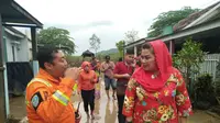 Wakil Wali Kota Semarang melihat kondisi perumahan Dinar Indah pasca diterjang banjir, Rabu (16/2/2017). (foto : liputan6.com/edhie prayitno ige)