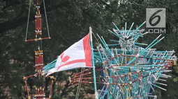 Para peserta pramuka menunjukan keahlianya dalam perayaan HUT ke-57 Pramuka di Lapangan Gajah Mada, Cibubur, Jakarta, Selasa (14/8). Perayaan ke-57 Pramuka kali ini mengangkat tema 'Pramuka Perekat NKRI'. (Liputan6.com/Faizal Fanani)