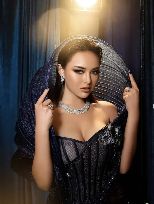 Ia juga tampil befitu memukau dengan nuansa warna makeup yang didominasi warna gold.  [Foto: Instagram/ @fdphotography90]