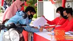 Calon debitur KPR Subsidi mengisi persyaratan akad drive thru di Perumahan Samesta Dramaga Bogor, Minggu (22/8/2021). Bank BTN melakukan terobosan baru dalam proses akad kredit drive thru sebagai langkah perseroan menerapkan protokol kesehatan dalam masa pandemi Covid-19. (Liputan6.com/HO/BTN)
