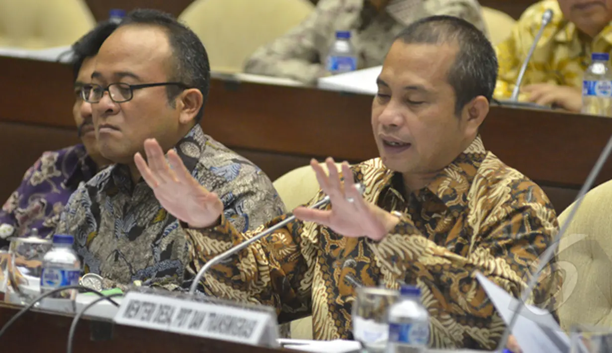 Menteri Marwan Jafar, memberikan penjelasan saat rapat kerja dengan Komisi II DPR RI, Jumat, (06/02/2015). Rapat membahas Anggaran dan percepatan pembangunan daerah tertinggal serta program kerja 2015.(Liputan6.com/Andrian M Tunay)