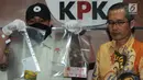 Wakil Ketua KPK Alexander Marwata (kanan) bersama penyidik menunjukkan barang bukti hasil OTT Pasuruan, Jakarta, Jumat (5/10). Selain menetapkan Wali Kota Pasuruan Setiyono sebagai tersangka, KPK juga menahan tiga orang lainnya. (Merdeka.com/Dwi Narwoko)