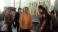 5 pimpinan KPK berkunjung ke Kejaksaan Agung hingga perayaan kenaikan pangkat dengan bersimpuh dan mencium tangan istri. 