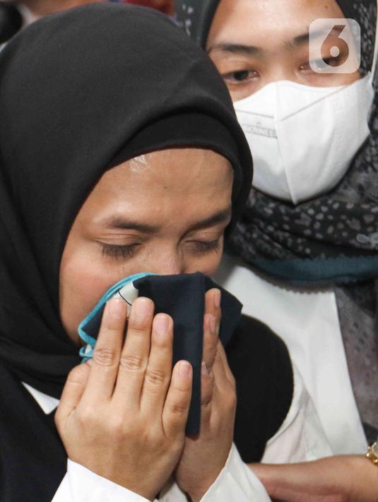 Ekpsresi Istri terdakwa AKBP Arif Rahman Arifin, Nadia Rahma seusai pembacaan vonis oleh majelis hakim dalam sidang putusan di Pengadilan Negeri Jakarta Selatan, Kamis (23/2/2023).  Arif Rachman Arifin terdakwa perintangan penyidikan atau obstruction of justice kasus pembunuhan berencana Brigadir Yosua, divonis 10 bulan penjara. (Liputan6.com/Herman Zakharia)