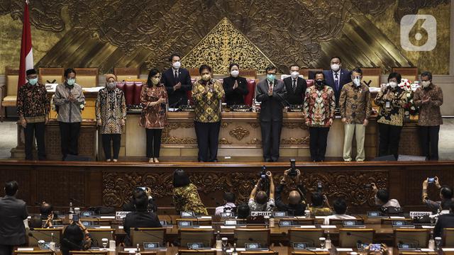 FOTO: Sejumlah Menteri Kabinet Indonesia Maju Hadiri Paripurna Pengesahan UU Ciptaker