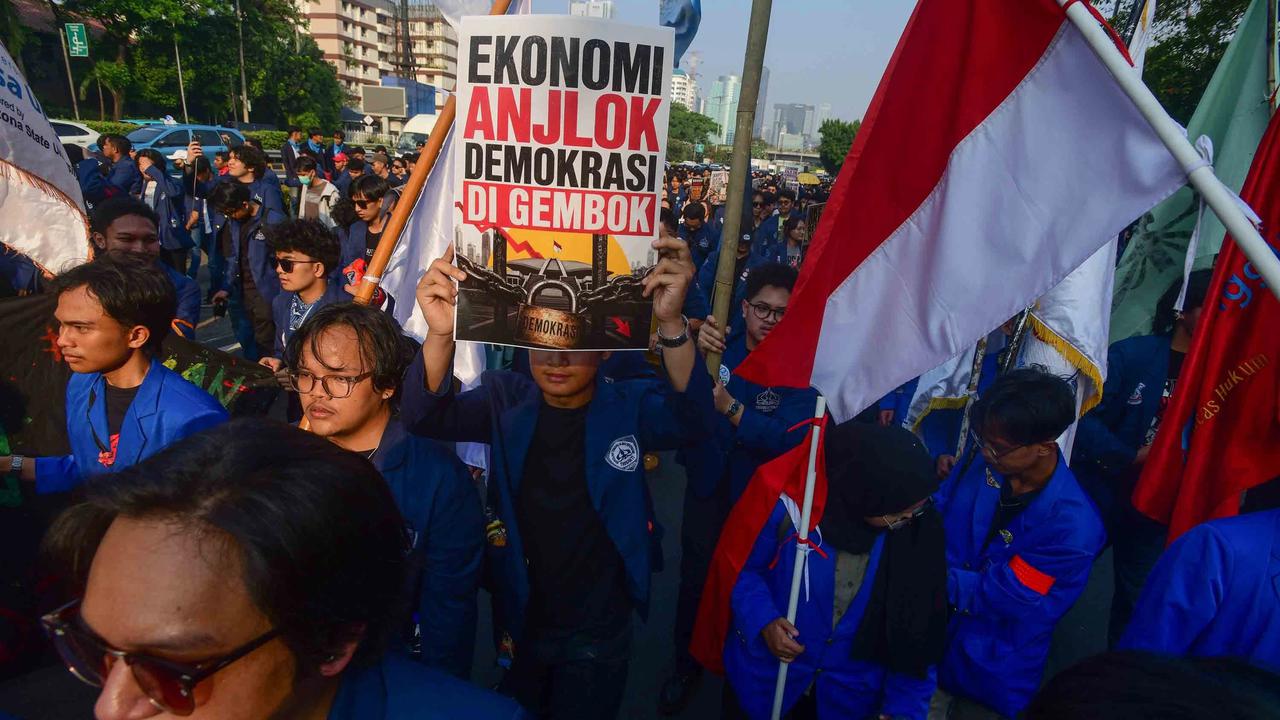 FOTO: Ratusan Mahasiswa Gelar Aksi di DPR Soroti Kebijakan Pemerintah