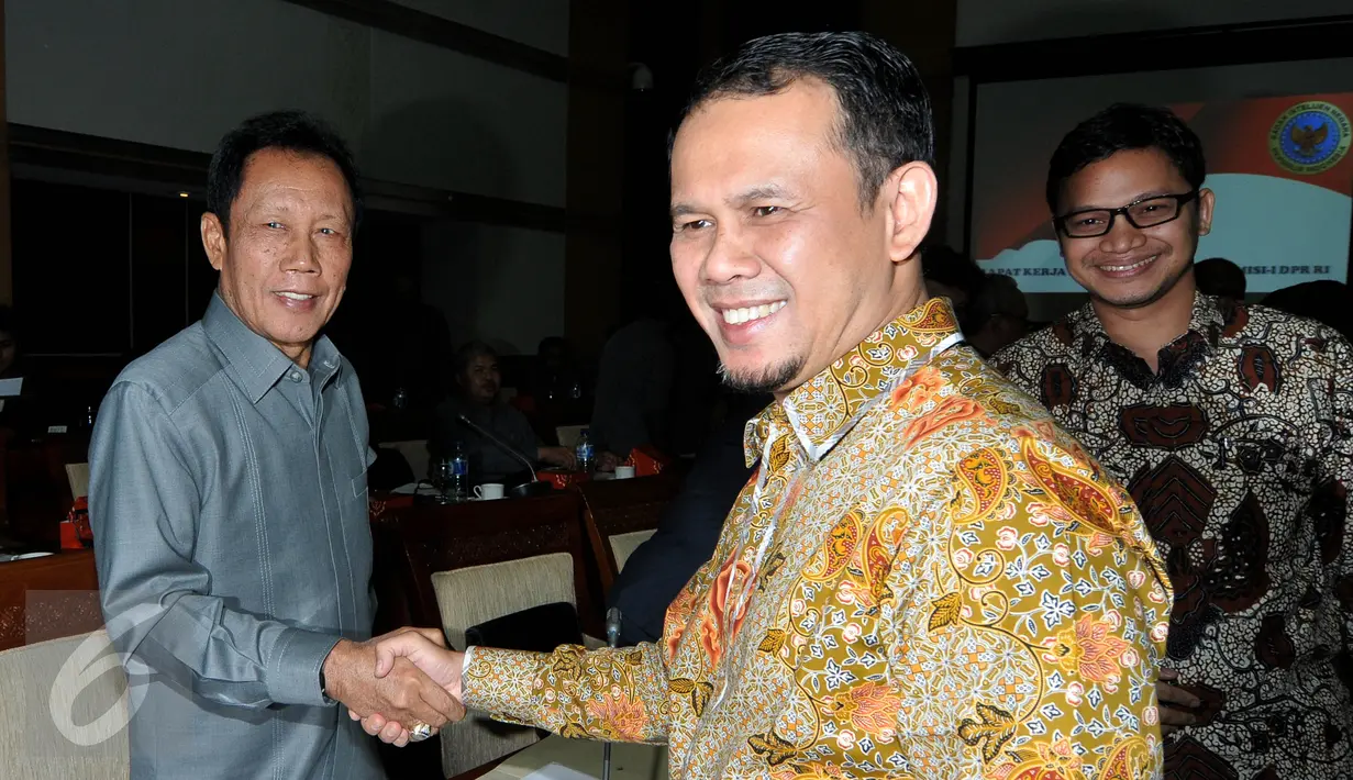 Kepala BIN Sutiyoso (kiri) bersalaman dengan Ketua Komisi I DPR RI, Mahfudz Siddiq usai rapat kerja dengan Komisi I DPR, Jakarta, Kamis (10/9/2015). Rapat membahas anggaran BIN dan isu-isu aktual intelejen Indonesia. (Liputan6.com/Johan Tallo)