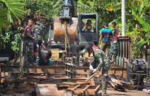 FOTO: Prajurit TNI AD Bahu Membahu Pasang Jembatan Bailey di Bireuen