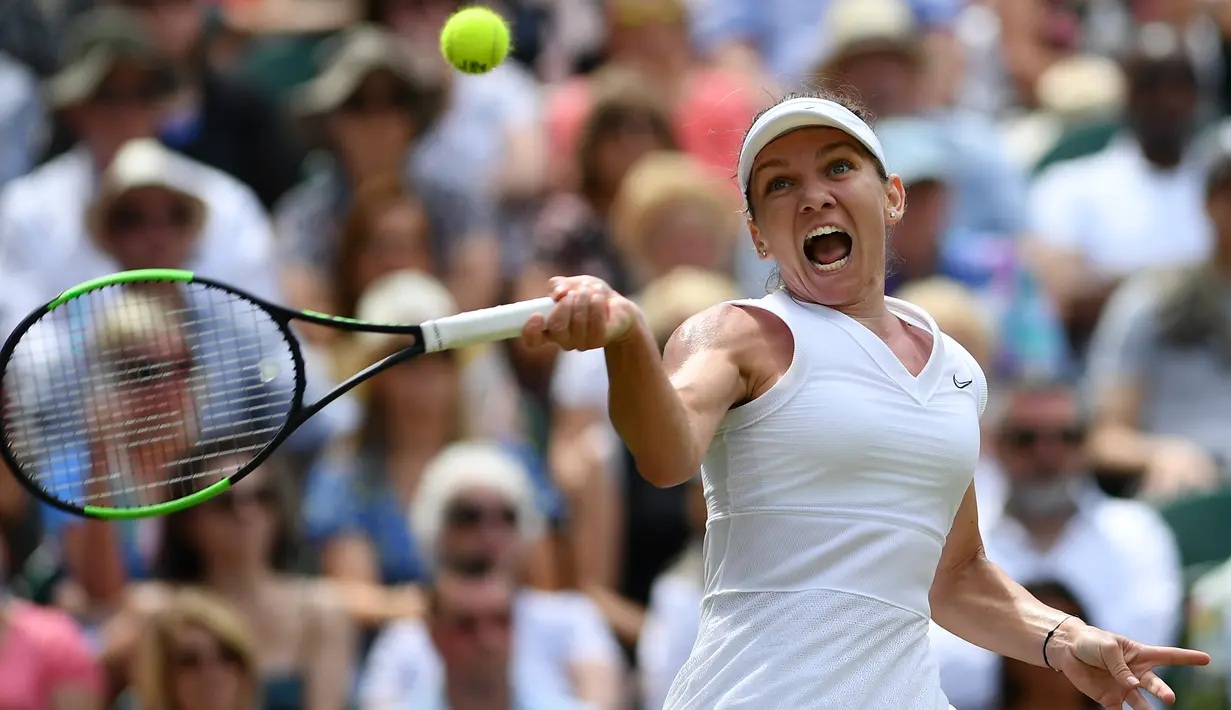 Petenis Rumania Simona Halep mengembalikan bola ke petenis Ukraina Elina Svitolina pada babak semifinal Wimbledon 2019 di All England Lawn Tennis Club, Kamis (11/7/2019). Mantan petenis putri nomor satu dunia itu berhasil menuju final untuk pertama kalinya di Wimbledon. (Daniel LEAL-OLIVAS/AFP)