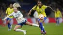 Pemain Timnas Brasil, Geyse (kanan) berebut bola dengan pemain Timnas Inggris, Alex Greenwood pada laga Finalisima Putri 2023 di Stadion Wembley, London, Jumat (07/04/2023) WIB. The Three Lions secara dramatis mengalahkan Brasil dengan skor 4-2 dalam babak adu penalti setelah bermain imbang 1-1 di waktu normal. (AP Photo/Kirsty Wigglesworth)