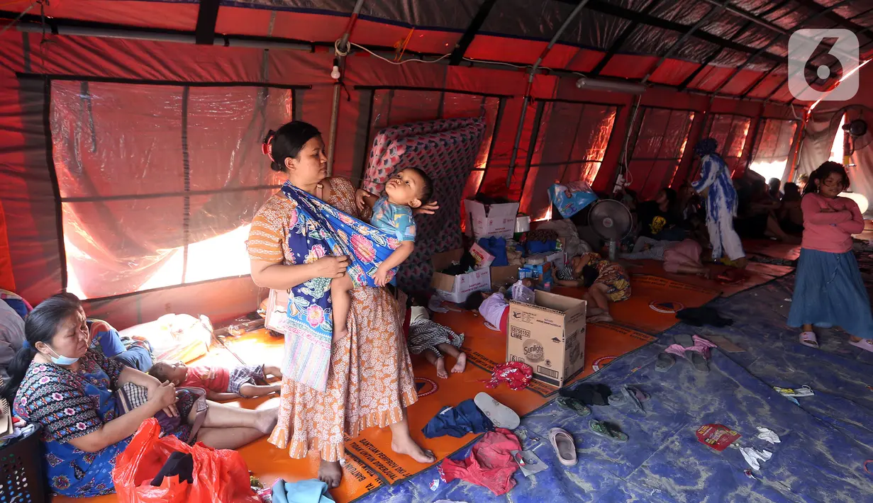 Warga korban kebakaran dipindahkan sementara ke lokasi pengungsian yang berada di sebelah lokasi kejadian. Mereka menempati tenda-tenda yang telah disediakan. (Liputan6.com/Johan Tallo)
