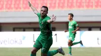 Pemain Bhayangkara FC, Ilija Spasojevic mencetak gol penentu ke arah gawang Sriwijaya FC pada lanjutan Liga 1 2017 di Stadion Patriot Bekasi, Minggu (20/8/2017). Bhayangkara FC menang 2-1. (Bola.com/Nicklas Hanoatubun)