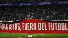 Sebuah spanduk bertuliskan dalam bahasa Spanyol, "Rasis, menjauhlah dari sepak bola" ditampilkan sebelum pertandingan La Liga Spanyol antara Valladolid vs Barcelona di stadion Jose Zorrilla Selasa, 23 Mei 2023. (AP Photo/Manu Fernandez)