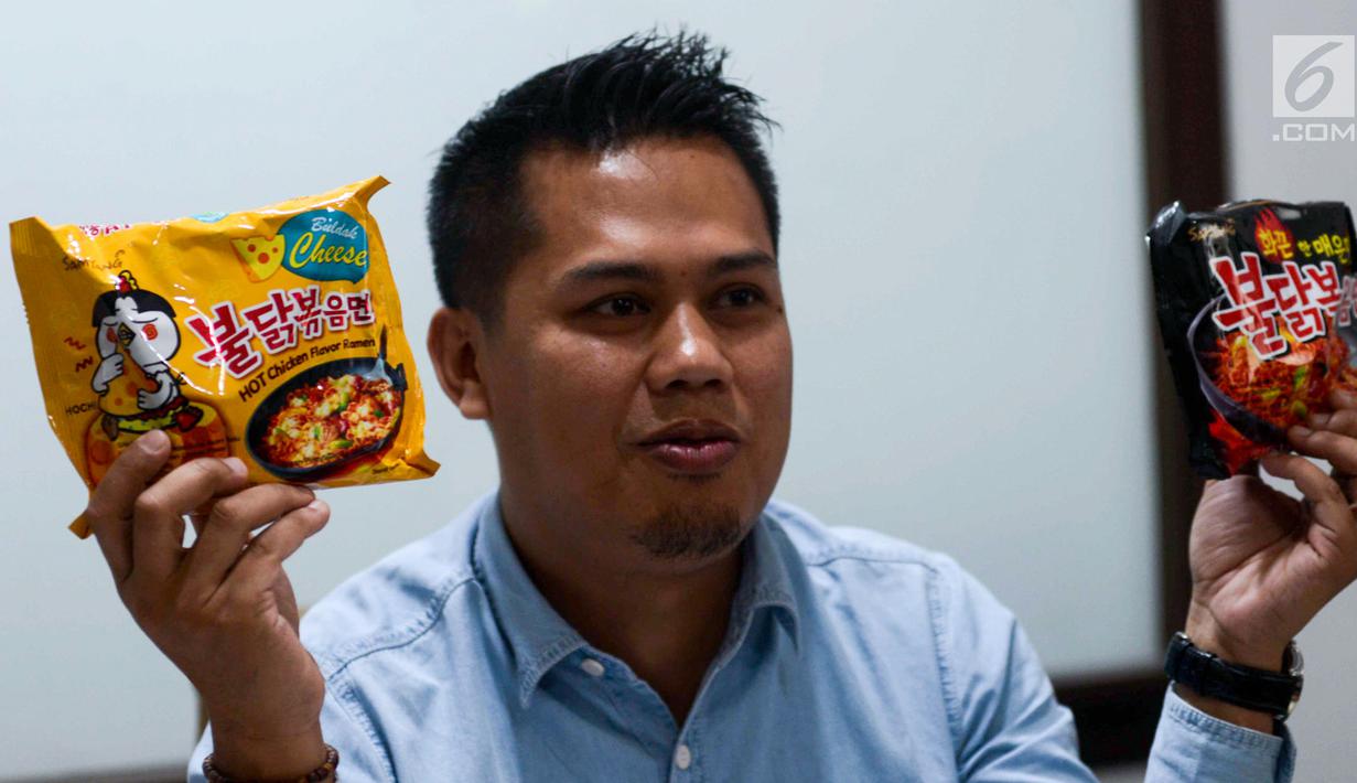 Sales dan Marketing Manajer PT Korinus Endra Nirwana menunjukkan Mie instan Samyang, Jakarta, Rabu (21/6). Endra menuturkan produk mie instan Cheese Hot Chicken Ramen sudah memiliki sertifikasi halal dari Korea Muslim Federasi. (Liputan6.com/Pool)