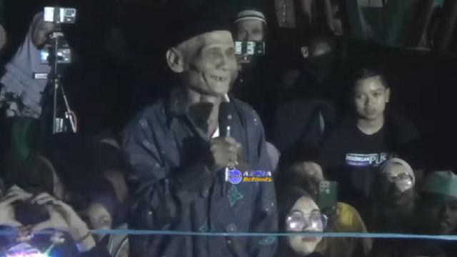 Jemaah Gus Iqdam yang sudah lanjut usia (SS: YouTube Azkia Multimedia)