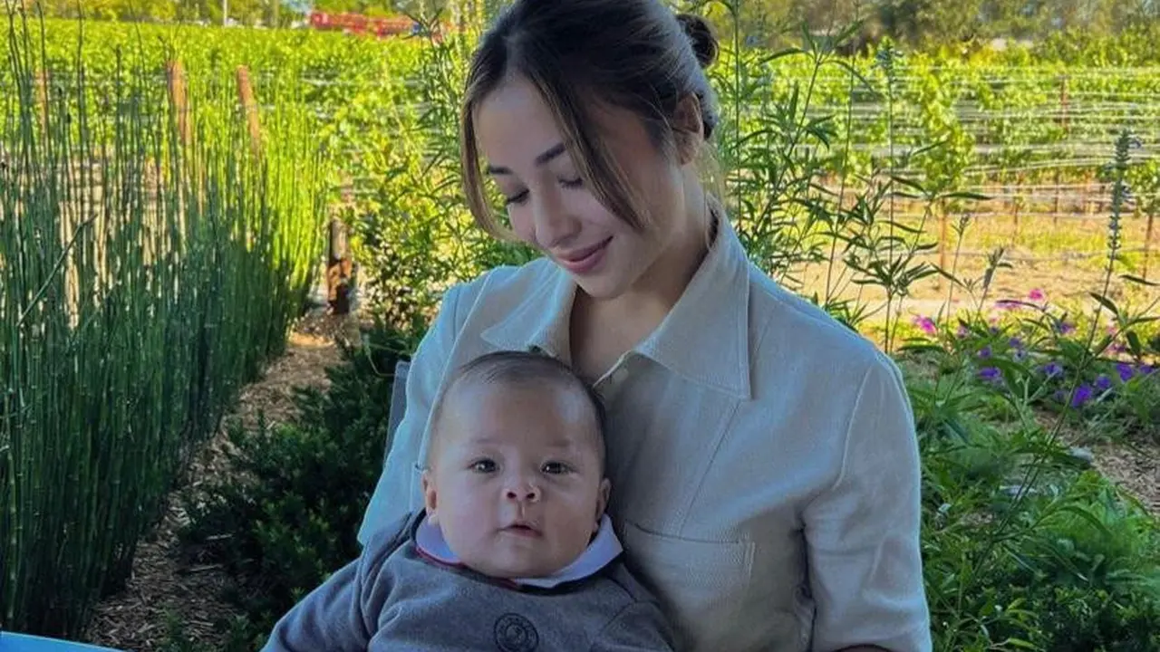 10 Gaya Kasual Nikita Willy Jalan-jalan di California, Tetap Stylish Sambil Momong Baby Izz