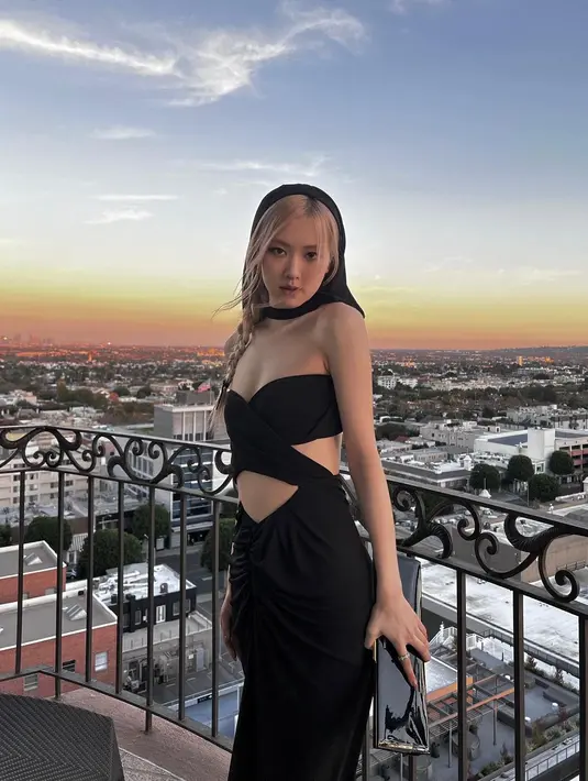 <p>Dalam penampilan terbarunya, Rose BLACKPINK memesona dalam balutan black cut-out dress. Gaun ini juga memiliki head-cape yang menutupi sebagian kepalanya, menampilkan rambut Rose yang dikepang kecil. Foto: Instagram.</p>
