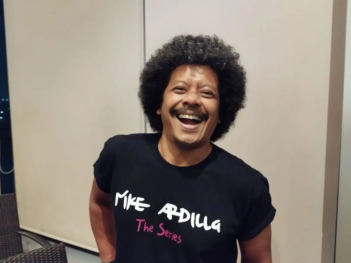 Eddi Brokoli Rela Pangkas Rambut Kribonya Demi Mirip Denny Sabri di Nike  Ardilla The Series - ShowBiz Liputan6.com