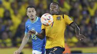 Pervis Estupinan (kanan) dari Ekuador dan Gabriel Martinelli dari Brasil berebut bola dalam pertandingan Kualifikasi Piala Dunia 2026 di stadion Banco Pichincha di Guayaquil, Ekuador, Kamis, 5 Juni 2025. (AP Photo/Dolores Ochoa)