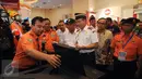 Menteri Perhubungan, Ignasius Jonan (tengah) meninjau stand Basarnas di Pameran Transportasi Indonesia 2015 di Jakarta, Rabu (16/9/2015). Pameran bertema Perkuat Keselamatan dan Kualitas Pelayanan Transportasi Publik. (Liputan6.com/Helmi Fithriansyah)