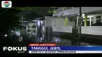 Meski rumah mereka terendam banjir, warga korban banjir tidak mau dievakuasi dan hanya bertahan di rumah mereka masing-masing.