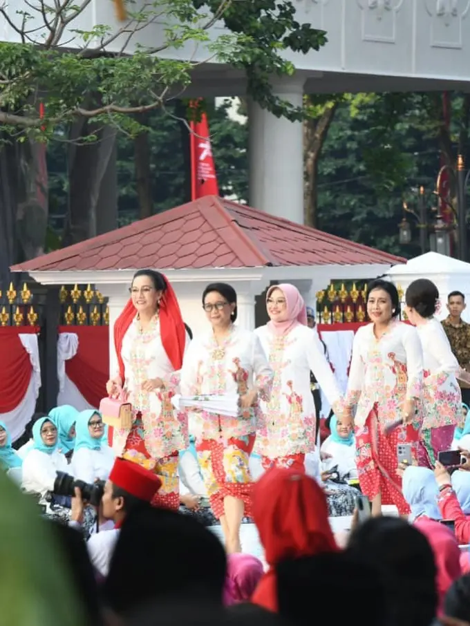6 Momen Menteri Perempuan Kompak Pakai Kebaya Encim saat Melenggang di Catwalk Istana Berkebaya
