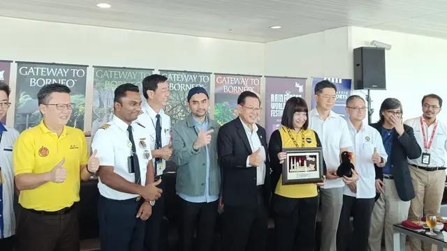 Dato Sri Lee Kim Shin, Menteri Transportasi Sarawak diapit oleh Khairul Firdaus Akbar Khan, Federal Deputy Tourism, Arts and Culture Minister, dan Agatha Yap, Scoot Marketing and New Revenue Director, beserta tokoh lainnya di bandara Sibu.