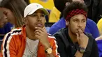 Pembalap F1, Lewis Hamilton dan Striker Barcelona, Neymar Jr menyaksikan gim kedua Final NBA antara Cleveland Cavaliers melawan Golden State Warriors di Oracle Arena, California, (4/06/2017). Golden State Warriors menang 132-113. (AFP/Ezra Shaw)