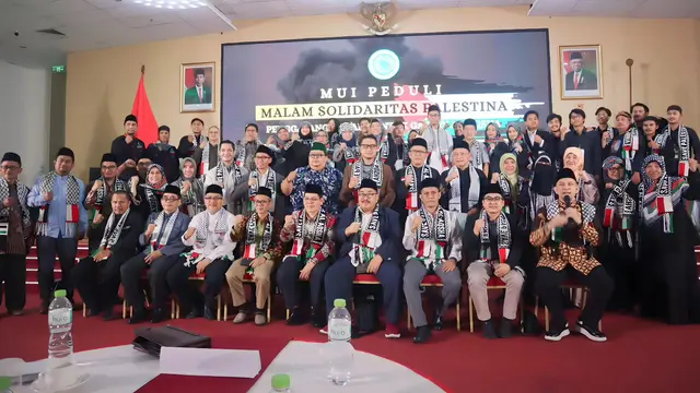 Umi Pipik Beli Baju Peninggalan Mendiang Ustaz Jeffri Al-Buchori Seharga Rp 10 Juta di Acara Malam Solidaritas Palestina. (instagram.com/_ummi_pipik_)