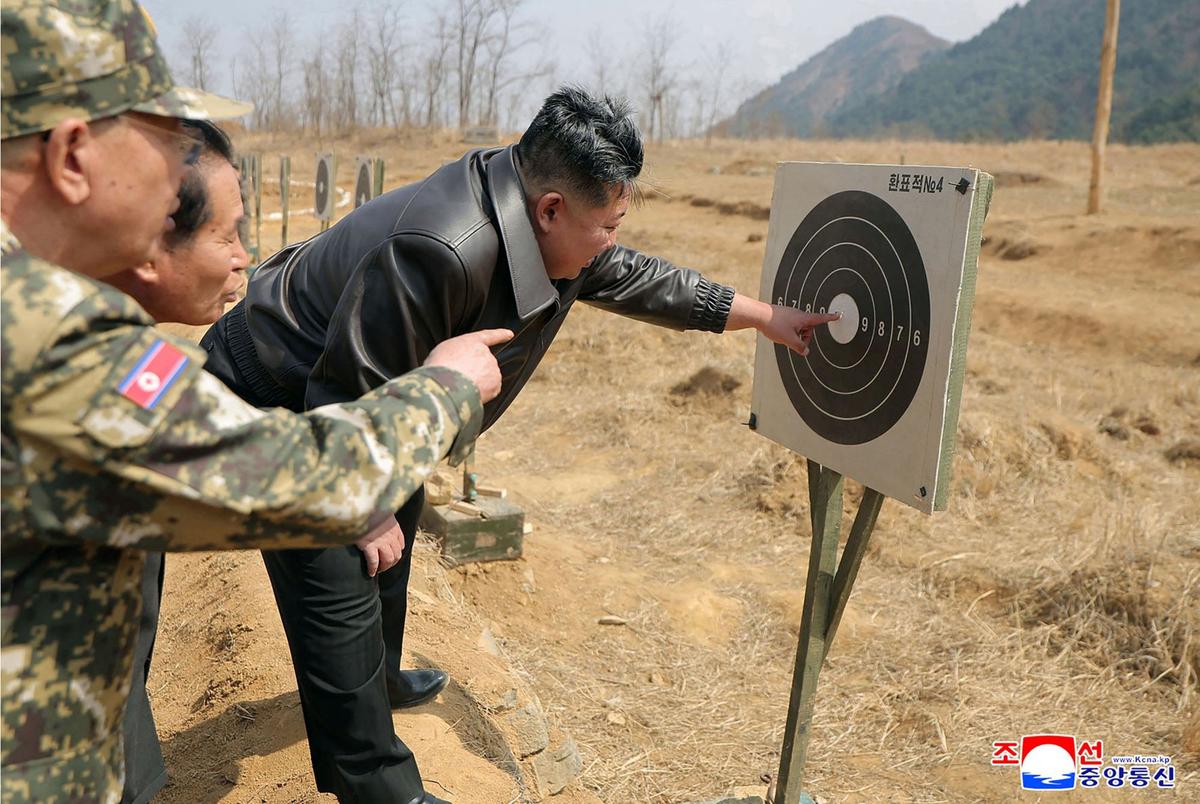 Kim Jong-un jajal senapan sniper Korea Utara