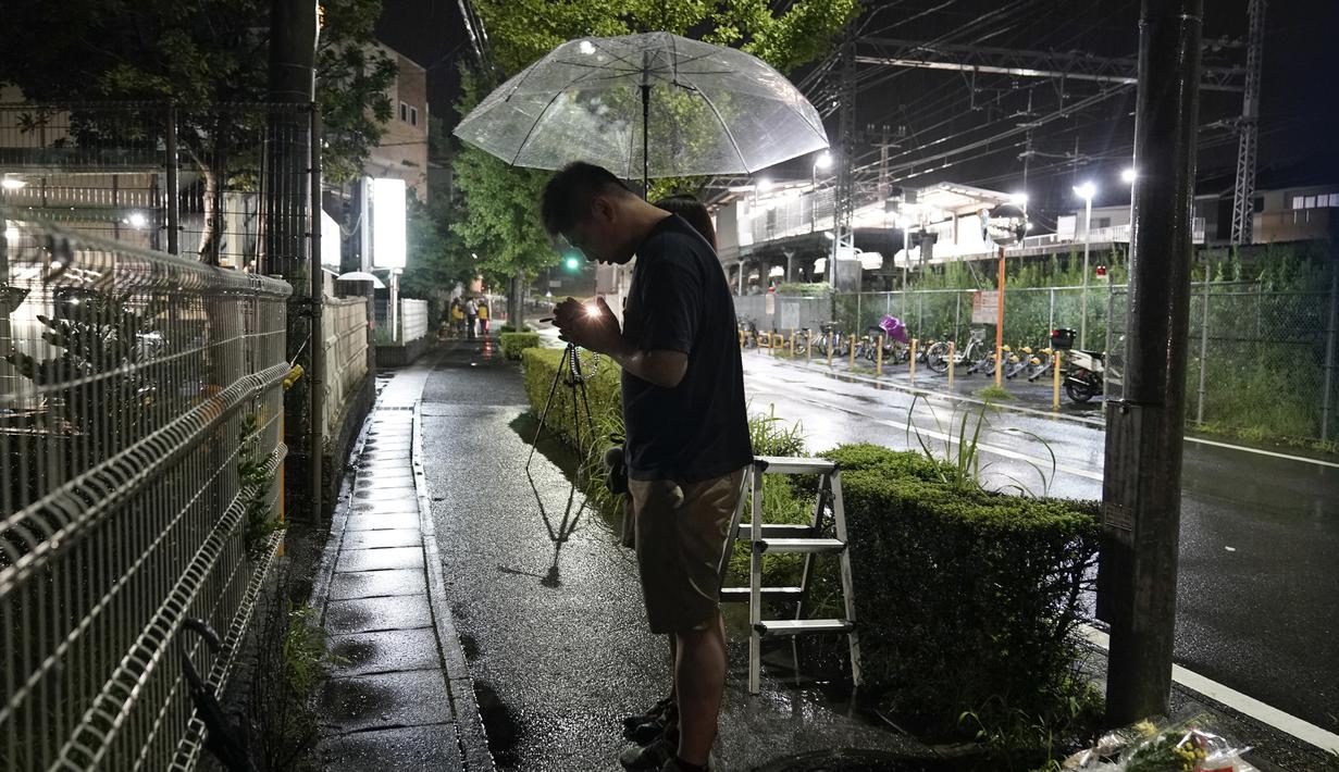 Foto Bunga Dan Doa Untuk Korban Kebakaran Studio Animasi Di