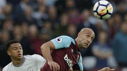 Pemain West Ham United, Pablo Zabaleta (kanan) membuang bola dari kejaran pemain Manchester United, Jesse Lingard pada lanjutan Premier League di London Stadium, London, (10/5/2018). West Ham tahan MU 0-0. (AP/Alastair Grant)