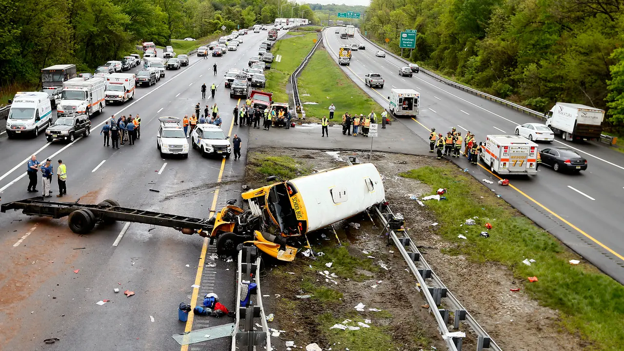 Bus Sekolah Tabrak Truk Sampah di New Jersey