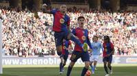 Pemain Barcelona, Raphinha (kiri) melakukan selebrasi setelah mencetak gol ke gawang Celta Vigo dalam laga lanjutan Liga Spanyol 2024/2025 di Estadi Olimpic Lluis Companys, Barcelona, Spanyol, Sabtu (19/04/2025). (AP Photo/Joan Monfort)