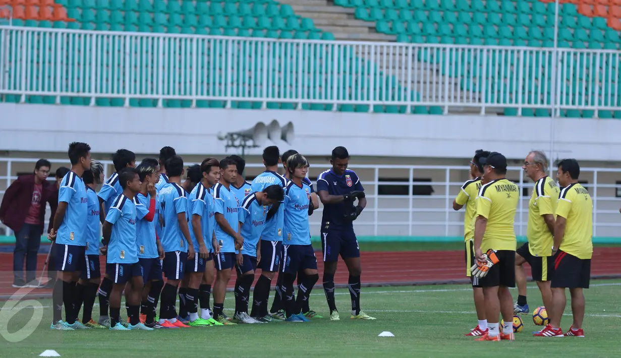 Pemain Timnas Myanmar menyimak arahan tim pelatih jelang latihan resmi laga persahabatan melawan Timnas Indonesia U-22 di Stadion Pakansari, Kab Bogor, Senin (20/3). Timnas Indonesia U-22 lawan Myanmar, Selasa (21/3). (Liputan6.com/Helmi Fithriansyah)