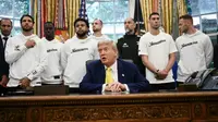 Presiden AS, Donald Trump, berbicara kepada pers di Ruang Oval Gedung Putih saat anggota klub sepak bola Italia, Juventus, dan pelatih Igor Tudor (ketiga dari kanan) berkunjung ke Washington, DC, pada 18 Juni 2025. (Brendan SMIALOWSKI/AFP)