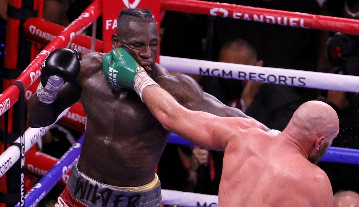Pada ronde-ronde berikutnya, Wilder tampak kelelahan. Namun, Wilder sepertinya tidak mau menyerah dan terus menerima gempuran dari Fury. (AFP via Getty Images/Ethan Miller)