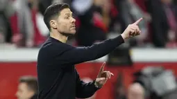 Pelatih Bayer Leverkusen, Xabi Alonso memberikan arahan kepada pemainnya saat laga lanjutan Bundesliga 2023/2024 melawan Bayern Munchen di BayArena, Leverkusen, Jerman, Minggu (11/02/2024) WIB. (AP Photo/Martin Meissner)