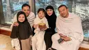 Genap berusia 6 tahun pada 28 Oktober 2022, Arsya Hermansyah rayakan ulang tahun di Tanah Suci bareng kakak dan orangtuanya. Berangkat umrah pada 26 Oktober 2022, adik Arsy Hermansyah ini pastinya akan melewati hari bergantinya usianya di Tanah Suci. Dirayakan di Mekah jam 5 subuh waktu setempat, ini adalah momen hangat nan sederhana ultah Arsya yang ke-6 tahun. (Liputan6.com/IG/@ashanty_ash)