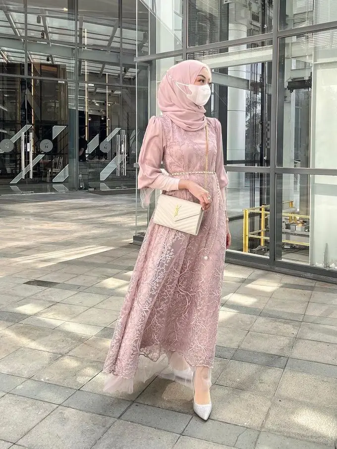 7 Model Baju Brokat Kombinasi Satin Terbaru yang Elegan untuk Hari Raya, Aghnia Punjabi-Ashanty