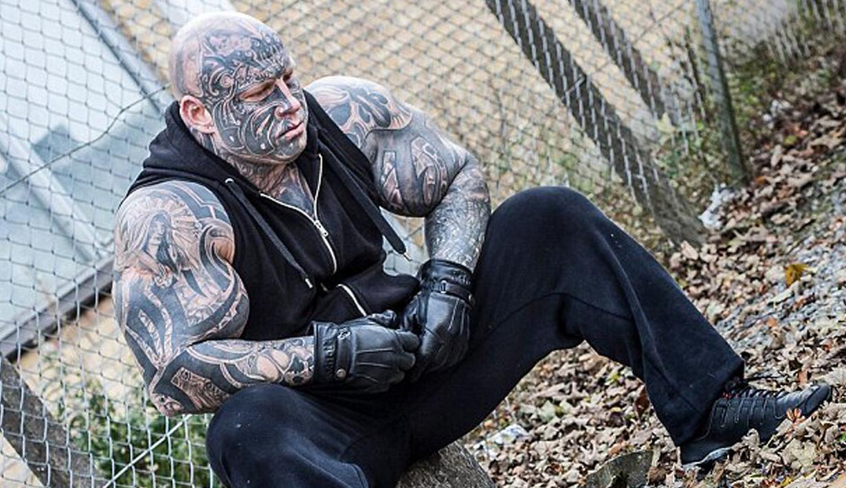 Jens Beast mengaku bahwa tato yang menghiasi seluruh tubuhnya menceritakan kehidupan kelam yang pernah ia lakukan semasa hidupnya. (dailymail.co.uk)